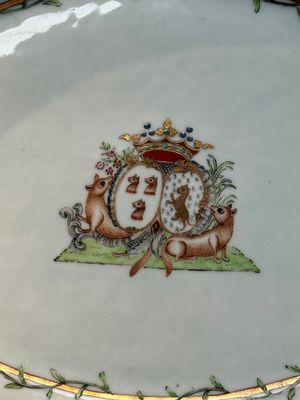 A Chinese famille rose armorial covered tureen, stand and serving dish with the arms of Visdelou for the French market, Qianlong, ca. 1765 — photo 15