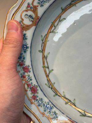 A Chinese famille rose armorial covered tureen, stand and serving dish with the arms of Visdelou for the French market, Qianlong, ca. 1765 — photo 16