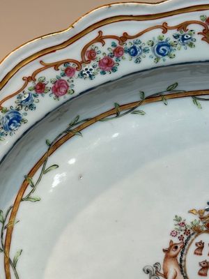 A Chinese famille rose armorial covered tureen, stand and serving dish with the arms of Visdelou for the French market, Qianlong, ca. 1765 — photo 17