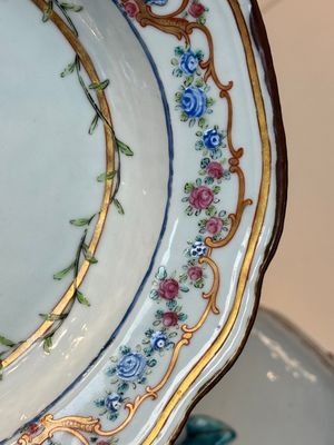 A Chinese famille rose armorial covered tureen, stand and serving dish with the arms of Visdelou for the French market, Qianlong, ca. 1765 — photo 19