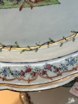 A Chinese famille rose armorial covered tureen, stand and serving dish with the arms of Visdelou for the French market, Qianlong, ca. 1765 — photo 20