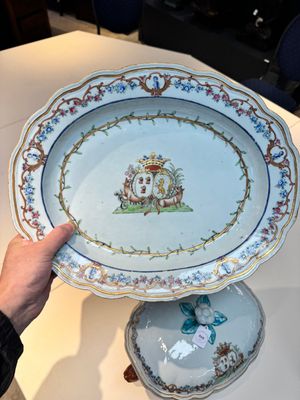 A Chinese famille rose armorial covered tureen, stand and serving dish with the arms of Visdelou for the French market, Qianlong, ca. 1765 — photo 2