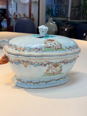 A Chinese famille rose armorial covered tureen, stand and serving dish with the arms of Visdelou for the French market, Qianlong, ca. 1765 — photo 24
