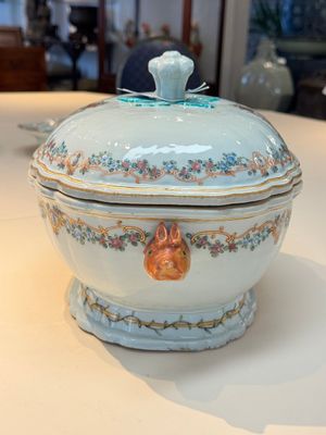 A Chinese famille rose armorial covered tureen, stand and serving dish with the arms of Visdelou for the French market, Qianlong, ca. 1765 — photo 25