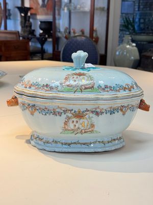 A Chinese famille rose armorial covered tureen, stand and serving dish with the arms of Visdelou for the French market, Qianlong, ca. 1765 — photo 26