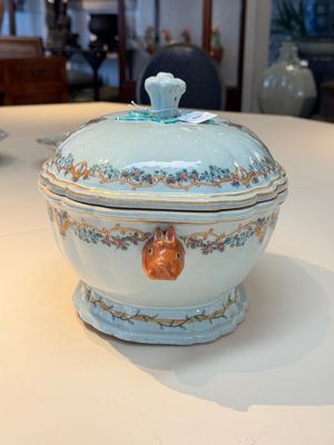 A Chinese famille rose armorial covered tureen, stand and serving dish with the arms of Visdelou for the French market, Qianlong, ca. 1765 — photo 27