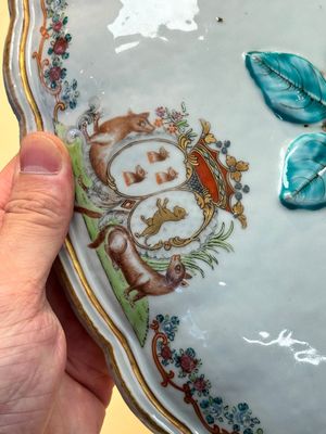 A Chinese famille rose armorial covered tureen, stand and serving dish with the arms of Visdelou for the French market, Qianlong, ca. 1765 — photo 29