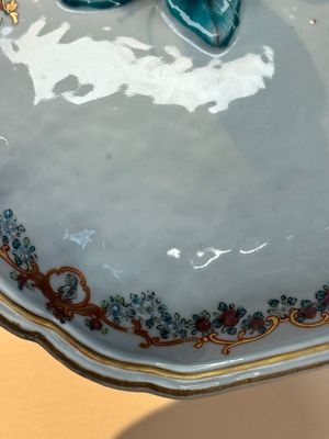 A Chinese famille rose armorial covered tureen, stand and serving dish with the arms of Visdelou for the French market, Qianlong, ca. 1765 — photo 30