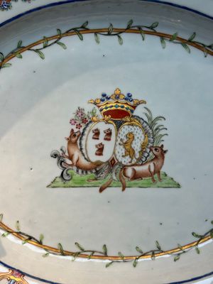 A Chinese famille rose armorial covered tureen, stand and serving dish with the arms of Visdelou for the French market, Qianlong, ca. 1765 — photo 3