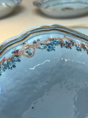 A Chinese famille rose armorial covered tureen, stand and serving dish with the arms of Visdelou for the French market, Qianlong, ca. 1765 — photo 33