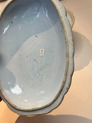 A Chinese famille rose armorial covered tureen, stand and serving dish with the arms of Visdelou for the French market, Qianlong, ca. 1765 — photo 35