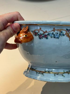 A Chinese famille rose armorial covered tureen, stand and serving dish with the arms of Visdelou for the French market, Qianlong, ca. 1765 — photo 38