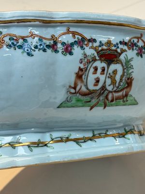 A Chinese famille rose armorial covered tureen, stand and serving dish with the arms of Visdelou for the French market, Qianlong, ca. 1765 — photo 39