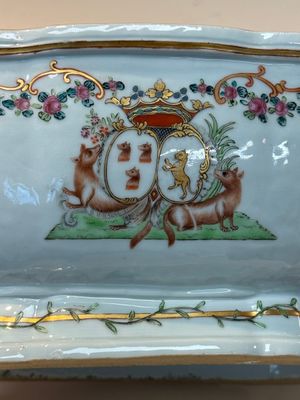 A Chinese famille rose armorial covered tureen, stand and serving dish with the arms of Visdelou for the French market, Qianlong, ca. 1765 — photo 40