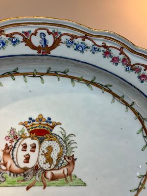 A Chinese famille rose armorial covered tureen, stand and serving dish with the arms of Visdelou for the French market, Qianlong, ca. 1765 — photo 4