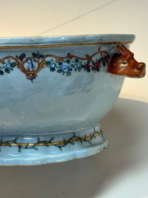 A Chinese famille rose armorial covered tureen, stand and serving dish with the arms of Visdelou for the French market, Qianlong, ca. 1765 — photo 41