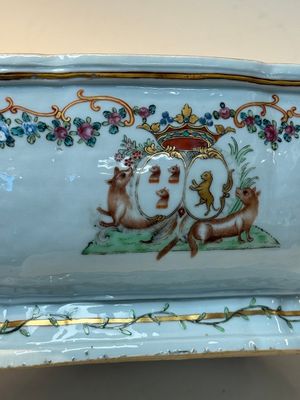 A Chinese famille rose armorial covered tureen, stand and serving dish with the arms of Visdelou for the French market, Qianlong, ca. 1765 — photo 42