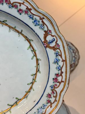 A Chinese famille rose armorial covered tureen, stand and serving dish with the arms of Visdelou for the French market, Qianlong, ca. 1765 — photo 5