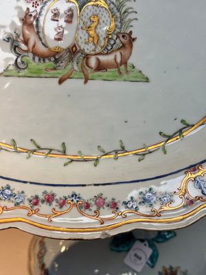 A Chinese famille rose armorial covered tureen, stand and serving dish with the arms of Visdelou for the French market, Qianlong, ca. 1765 — photo 6