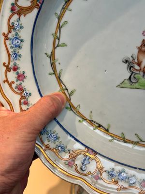 A Chinese famille rose armorial covered tureen, stand and serving dish with the arms of Visdelou for the French market, Qianlong, ca. 1765 — photo 7