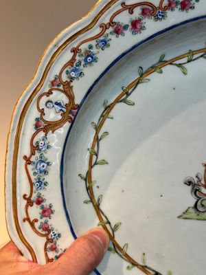 A Chinese famille rose armorial covered tureen, stand and serving dish with the arms of Visdelou for the French market, Qianlong, ca. 1765 — photo 8