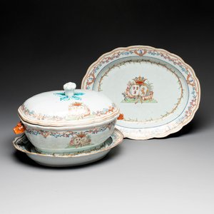 A Chinese famille rose armorial covered tureen, stand and serving dish with the arms of Visdelou for the French market, Qianlong, ca. 1765 — photo 1