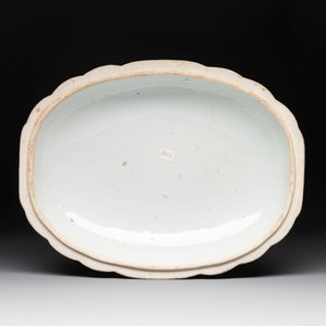 A Chinese famille rose armorial covered tureen, stand and serving dish with the arms of Visdelou for the French market, Qianlong, ca. 1765 — photo 11