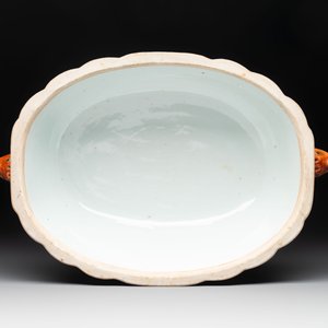 A Chinese famille rose armorial covered tureen, stand and serving dish with the arms of Visdelou for the French market, Qianlong, ca. 1765 — photo 12