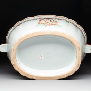 A Chinese famille rose armorial covered tureen, stand and serving dish with the arms of Visdelou for the French market, Qianlong, ca. 1765 — photo 13