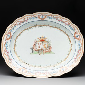 A Chinese famille rose armorial covered tureen, stand and serving dish with the arms of Visdelou for the French market, Qianlong, ca. 1765 — photo 2