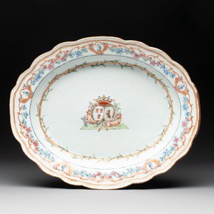 A Chinese famille rose armorial covered tureen, stand and serving dish with the arms of Visdelou for the French market, Qianlong, ca. 1765 — photo 4