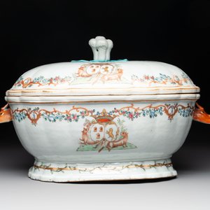 A Chinese famille rose armorial covered tureen, stand and serving dish with the arms of Visdelou for the French market, Qianlong, ca. 1765 — photo 6