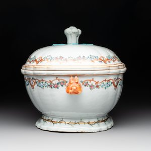 A Chinese famille rose armorial covered tureen, stand and serving dish with the arms of Visdelou for the French market, Qianlong, ca. 1765 — photo 7
