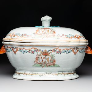 A Chinese famille rose armorial covered tureen, stand and serving dish with the arms of Visdelou for the French market, Qianlong, ca. 1765 — photo 8