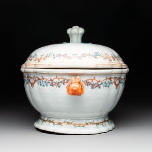 A Chinese famille rose armorial covered tureen, stand and serving dish with the arms of Visdelou for the French market, Qianlong, ca. 1765 — photo 9