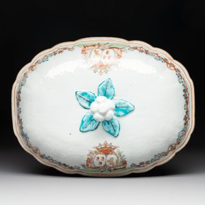 A Chinese famille rose armorial covered tureen, stand and serving dish with the arms of Visdelou for the French market, Qianlong, ca. 1765 — photo 10