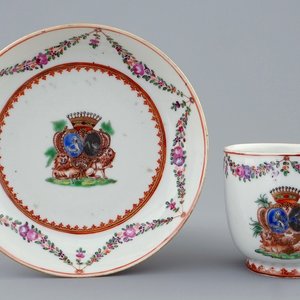 A Chinese famille rose armorial cup and saucer, Qianlong, 18th C. — photo 1