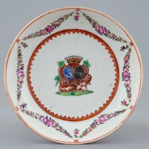 A Chinese famille rose armorial cup and saucer, Qianlong, 18th C. — photo 2