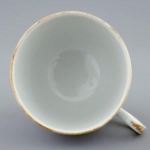 A Chinese famille rose armorial cup and saucer, Qianlong, 18th C. — photo 4