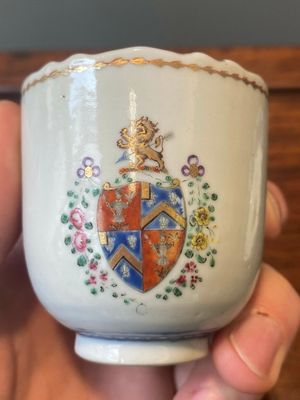A Chinese famille rose armorial cup and saucer, Qianlong — 照片 11
