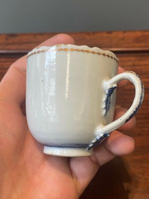 A Chinese famille rose armorial cup and saucer, Qianlong — 照片 13