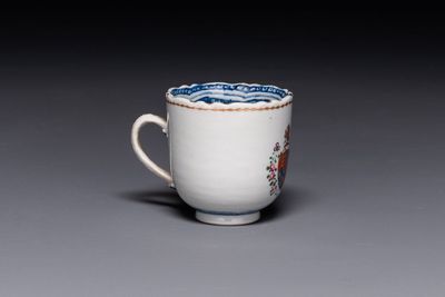 A Chinese famille rose armorial cup and saucer, Qianlong — 照片 4