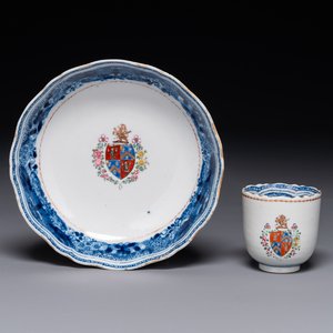 A Chinese famille rose armorial cup and saucer, Qianlong — 照片 1