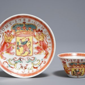 A Chinese famille rose armorial cup and saucer with VOC coat of arms, dated 1728, Yongzheng — 照片 1