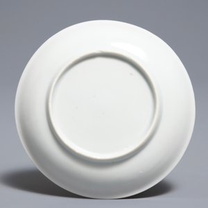 A Chinese famille rose armorial cup and saucer with VOC coat of arms, dated 1728, Yongzheng — 照片 3