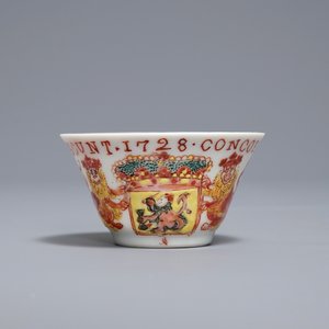A Chinese famille rose armorial cup and saucer with VOC coat of arms, dated 1728, Yongzheng — 照片 4