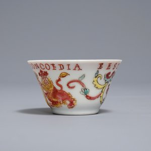 A Chinese famille rose armorial cup and saucer with VOC coat of arms, dated 1728, Yongzheng — 照片 7