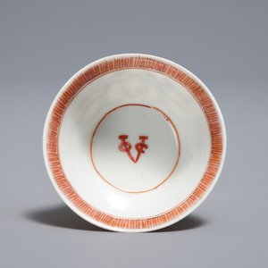 A Chinese famille rose armorial cup and saucer with VOC coat of arms, dated 1728, Yongzheng — 照片 8