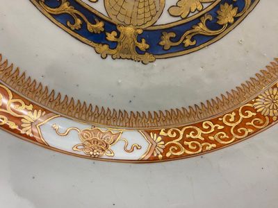 A Chinese famille rose armorial dish in iron-red, gilt and blue and white, Qianlong — 照片 3