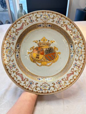 A Chinese famille rose armorial dish with an alliance coat of arms of Frosconi and Proli for the Belgian market, Qianlong, ca. 1739 — photo 1